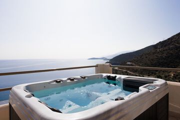 Private spa tub