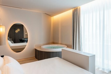 Private spa tub