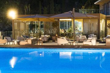 Poolside bar