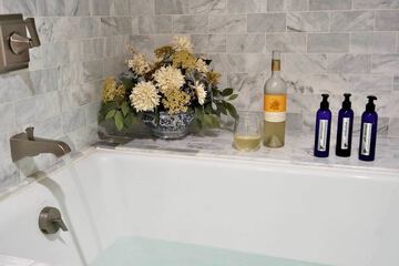 Deep soaking bathtub