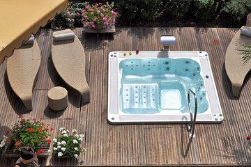 Outdoor spa tub