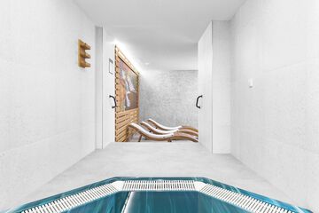 Indoor spa tub