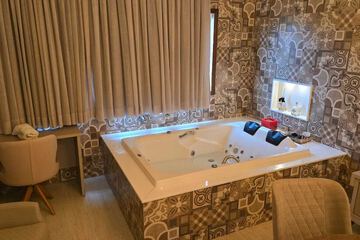 Private spa tub