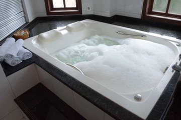 Private spa tub