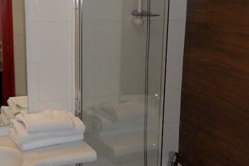Deep soaking bathtub