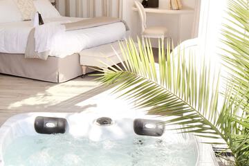 Private spa tub