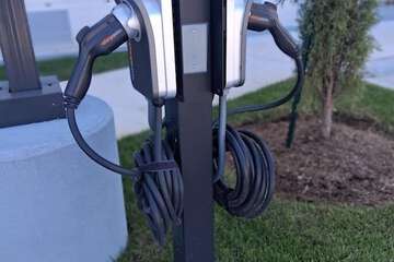 Electric vehicle charging station
