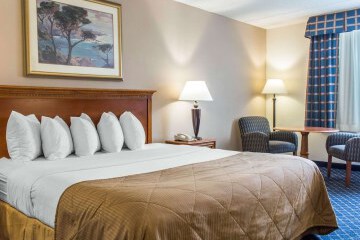 Clarion Hotel & Conference Center 10