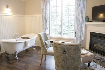 Deep soaking bathtub