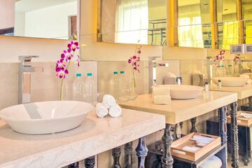 Bathroom sink