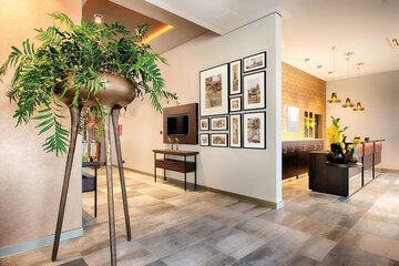 Lobby lounge