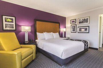 La Quinta Inn & Suites by Wyndham Cleveland - Airport North