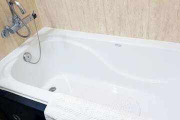 Deep soaking bathtub