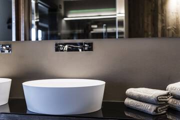 Bathroom sink