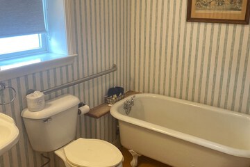 Deep soaking bathtub