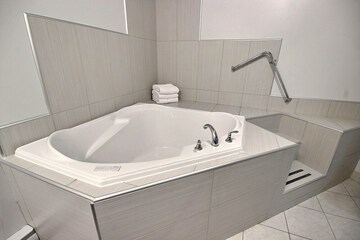 Jetted tub