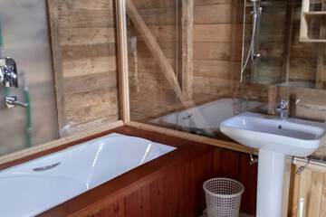 Deep soaking bathtub