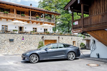 Electric vehicle charging station