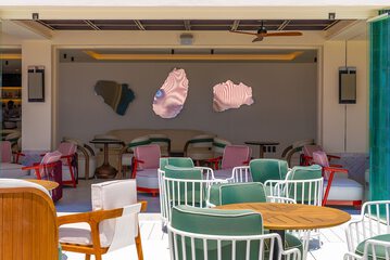 Poolside bar