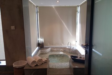 Jetted tub