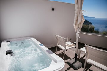 Private spa tub