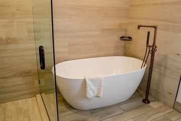 Deep soaking bathtub