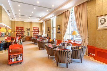 Lobby lounge