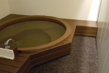 Deep soaking bathtub