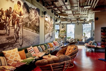Lobby lounge