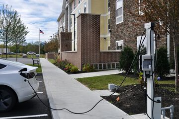 Electric vehicle charging station
