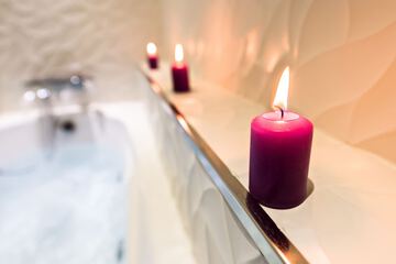 Deep soaking bathtub