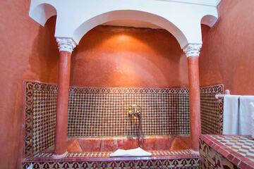 Deep soaking bathtub