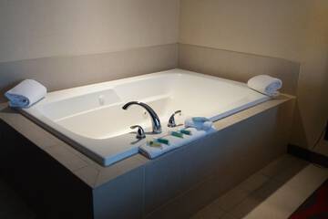 Jetted tub