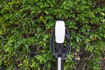 Electric vehicle charging station