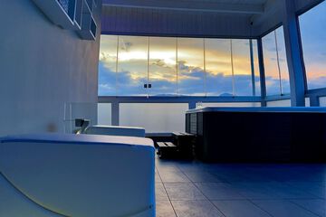 Indoor spa tub