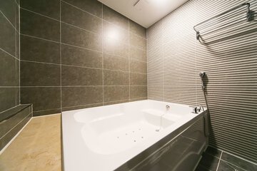 Deep soaking bathtub