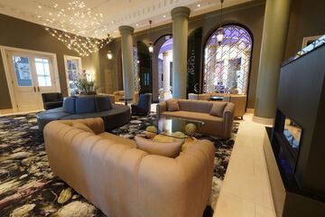 Lobby lounge