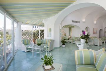 Lobby lounge