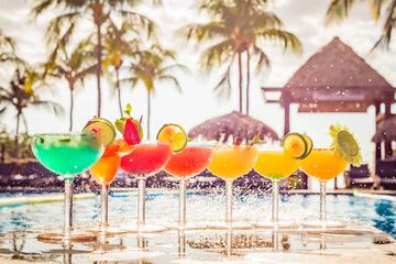 Swim-up bar