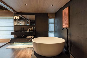 Deep soaking bathtub