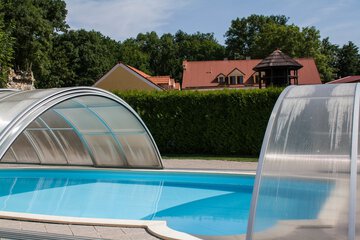 Indoor spa tub