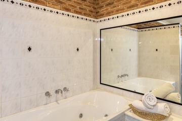 Deep soaking bathtub