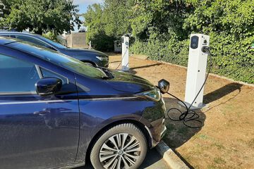 Electric vehicle charging station