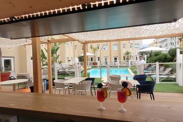 Poolside bar