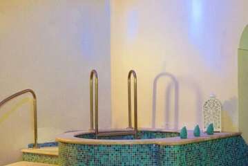 Indoor spa tub