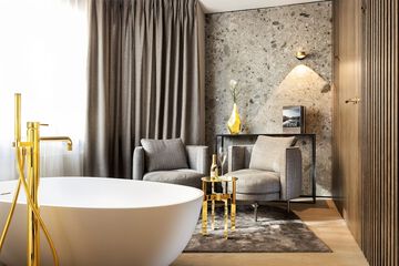 Deep soaking bathtub