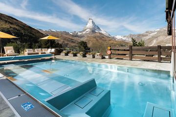 Indoor/outdoor pool