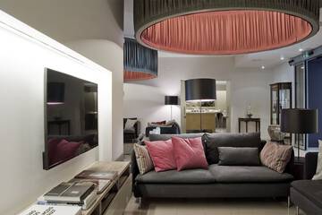 Lobby lounge