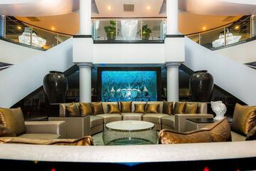 Lobby lounge