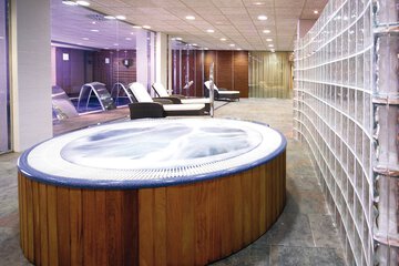 Indoor spa tub